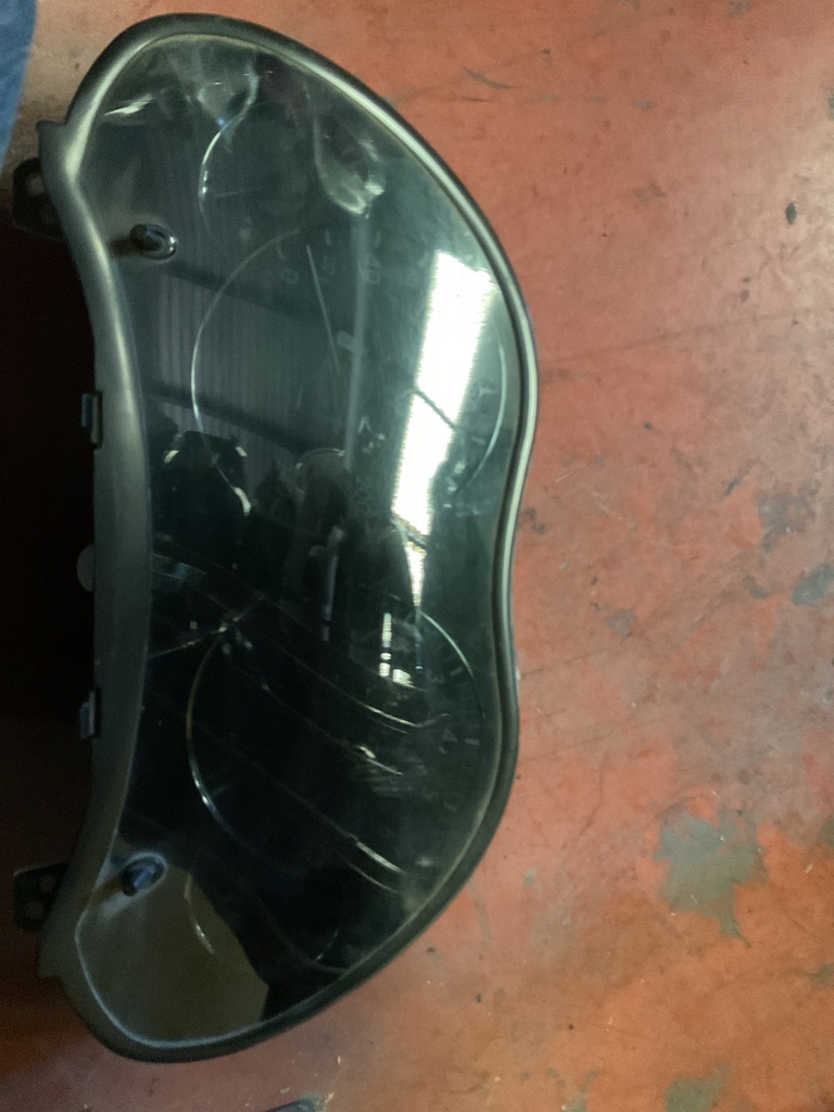 Cuadro instrumentos toyota avensis 03