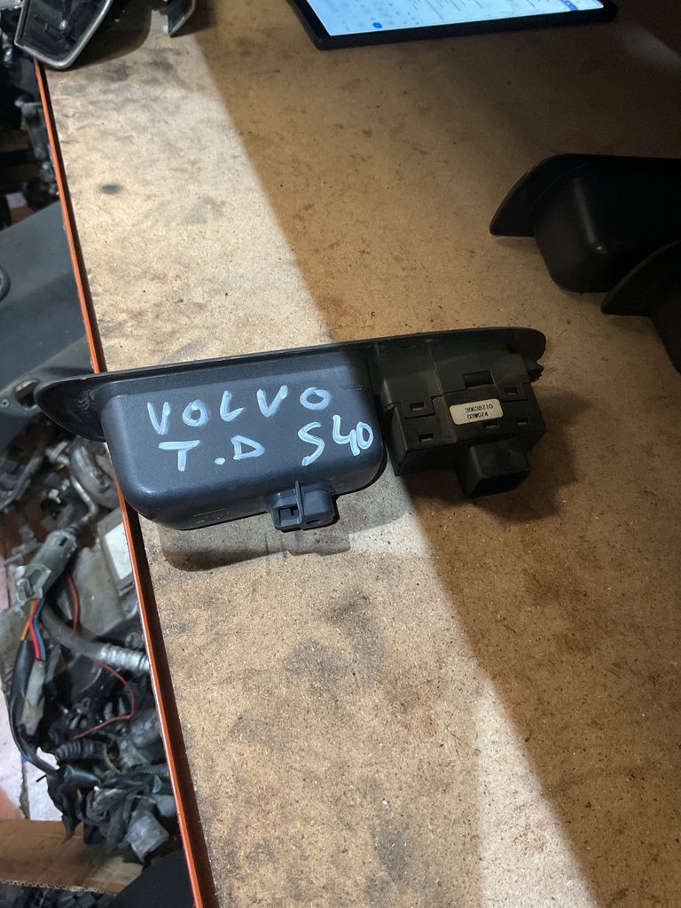 Botonera eleva lunas tras. derecha volvo s40 '01