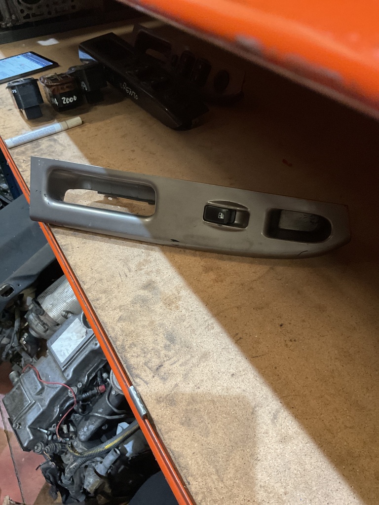 Botonera eleva lunas derecha kia carens ‘05