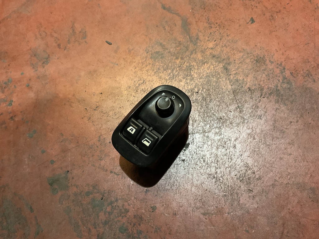 Botonera eleva lunas delantero izquierdo peugeot 206’04