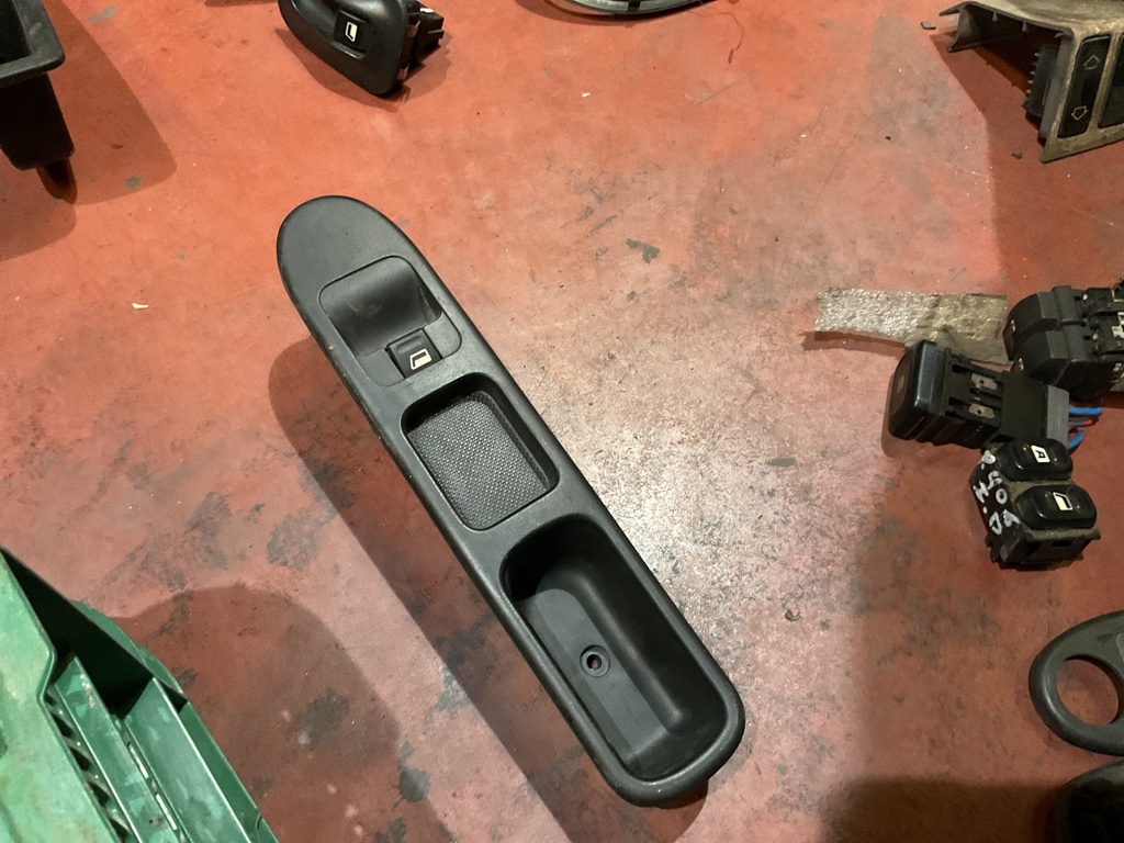 Botonera eleva lunas derecha peugeot 307 ‘05