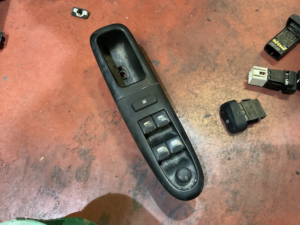 Botonera eleva lunas izquierda peugeot 406 ‘03