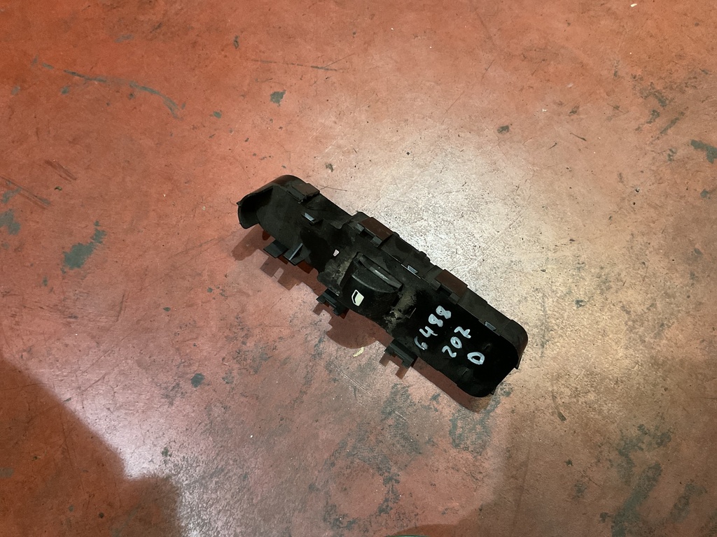 Botonera eleva lunas derecha peugeot 207’07