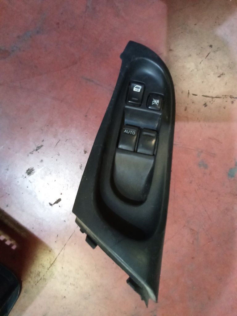 Botonera eleva lunas izquierda nissan almera '03