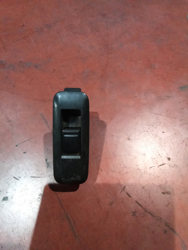 Botonera eleva lunas tras. nissan primera '04