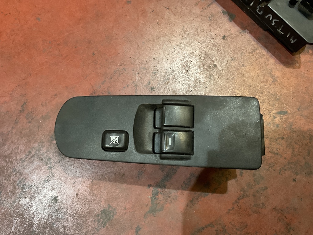 Botonera eleva unas mitsubishi colt '06