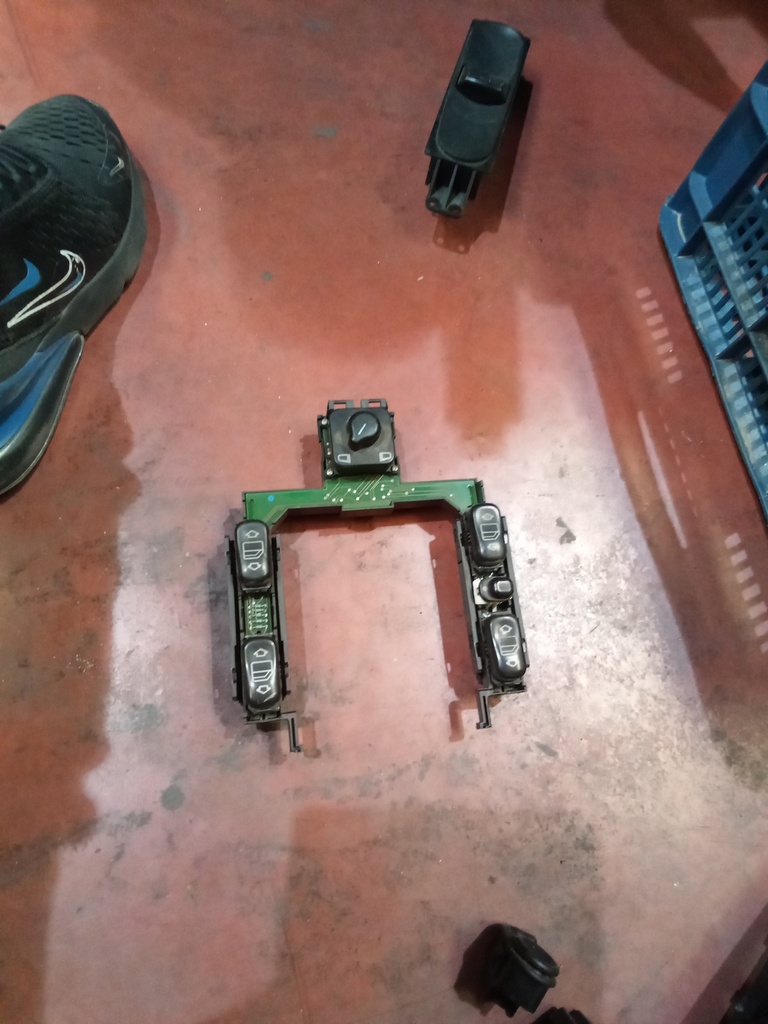 Botonera eleva lunas mercedes clase e w210 '97