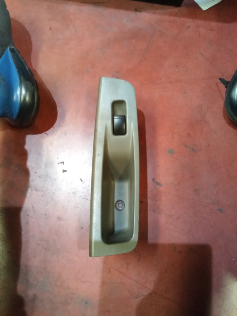 Botonera eleva lunas derecha chevrolet laceti '04