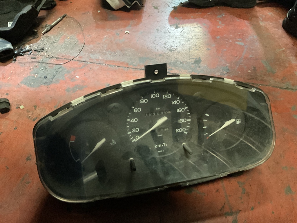 Cuadro instrumentos nissan micra ‘97