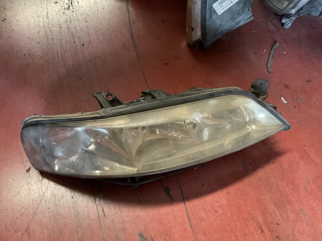 Faro izquierdo opel vectra b año 00