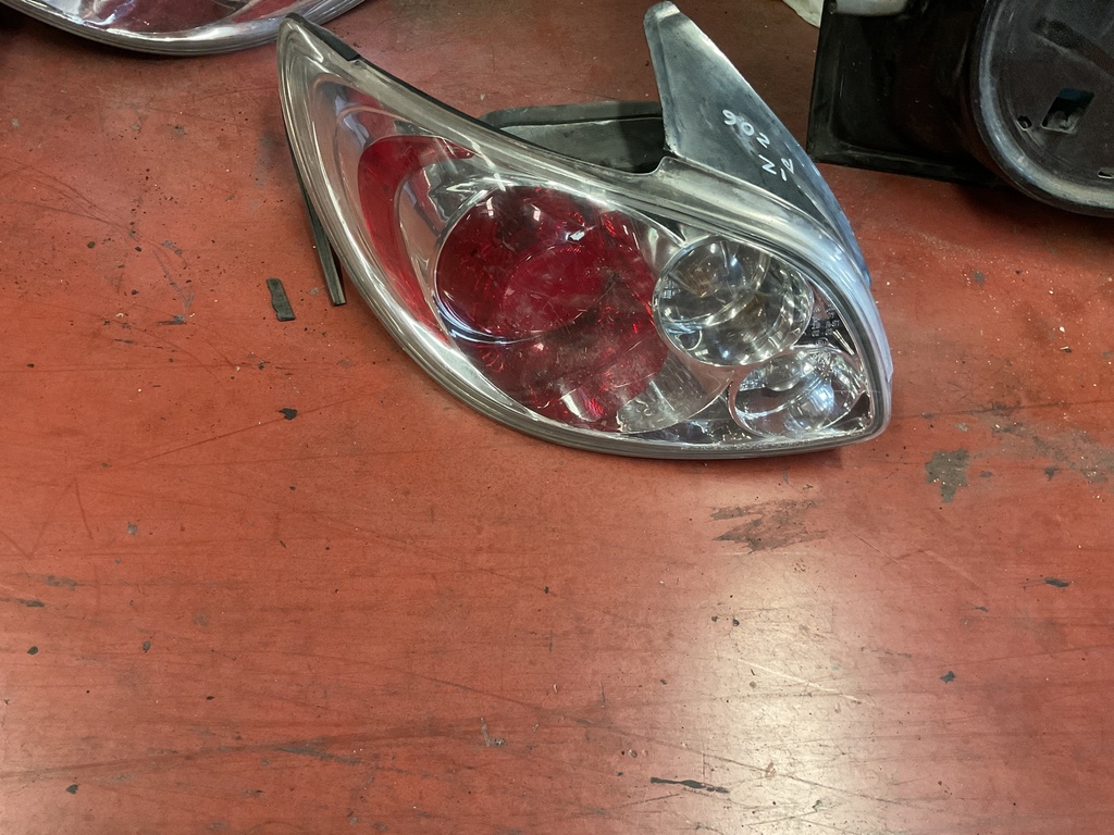 Puloto izquierdo peugeot 206