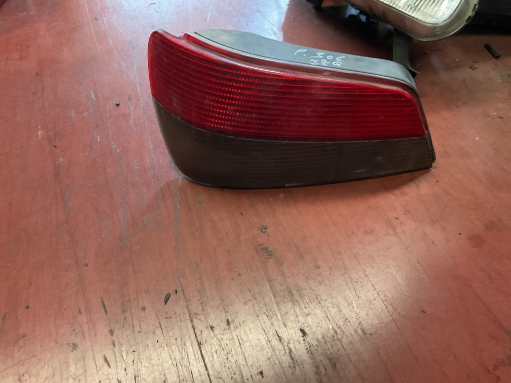 Piloto izquierdo peugeot 306 00