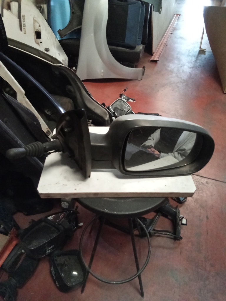 Retrovisor derecho manual opel Corsa c '04