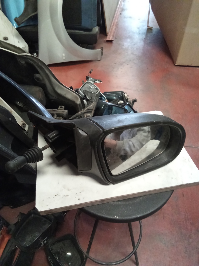 Retrovisor derecho manual opel Corsa b '97
