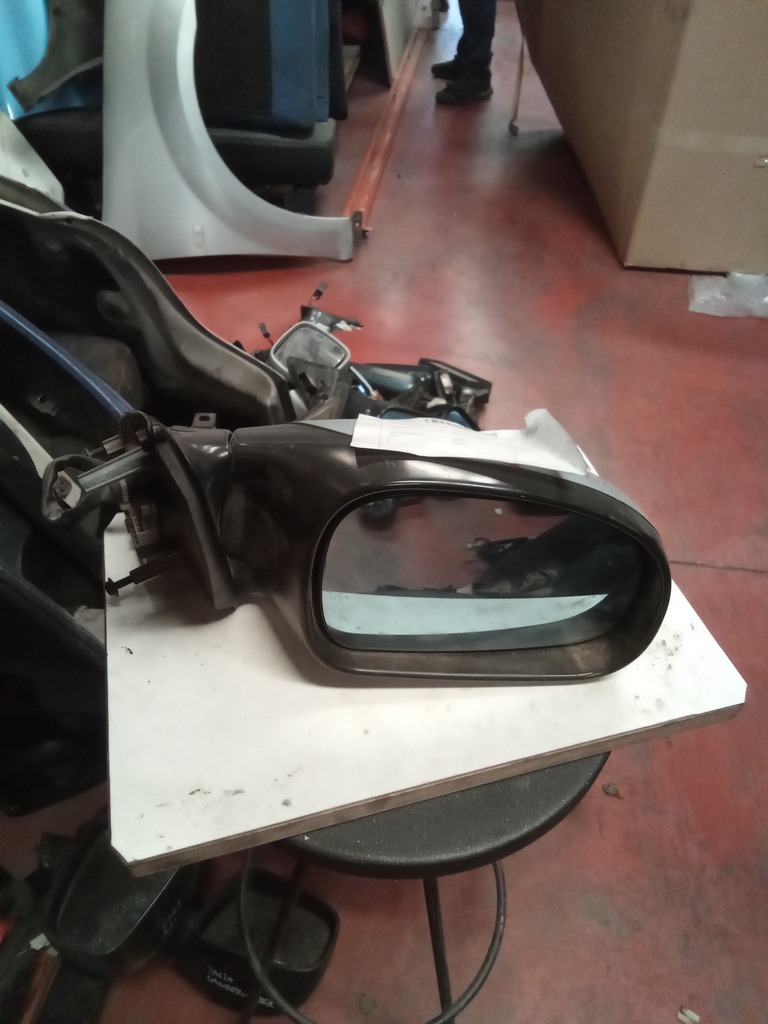 Retrovisor derecho peugeot 406 '03