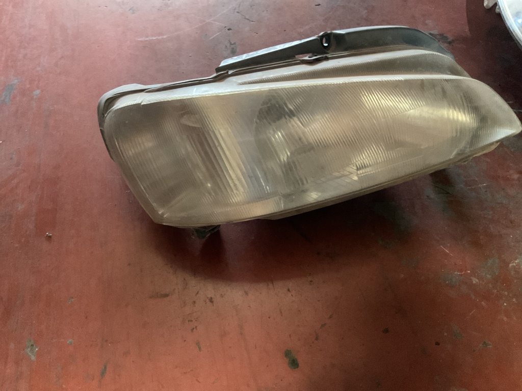 Faro derecho peugeot 106 1999