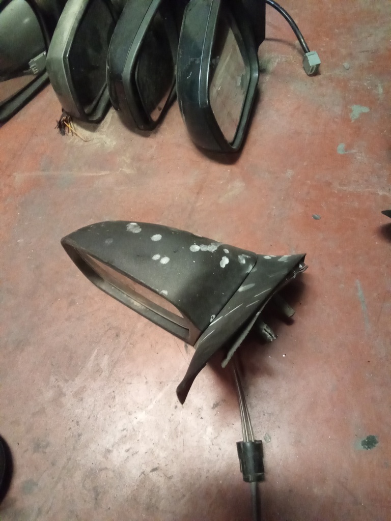Retrovisor derecho manual ford fiesta '00