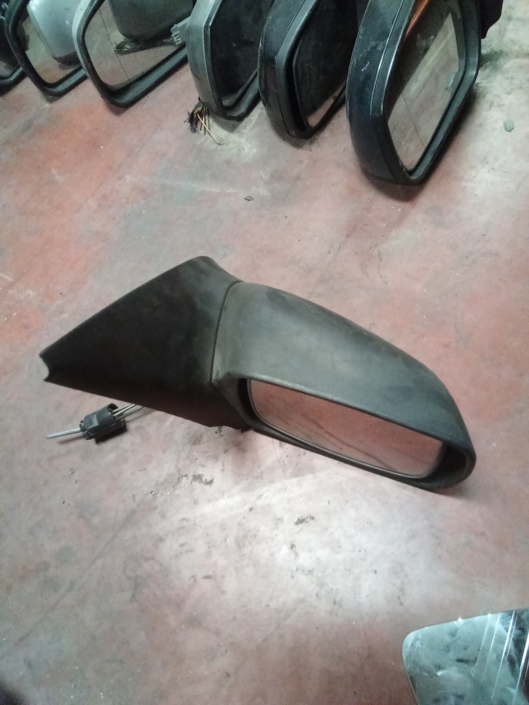 Retrovisor derecho manual ford scort '00