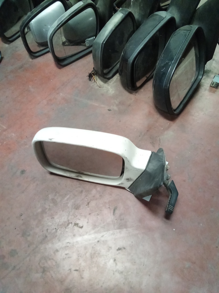 Retrovisor izquierdo ford scort '87