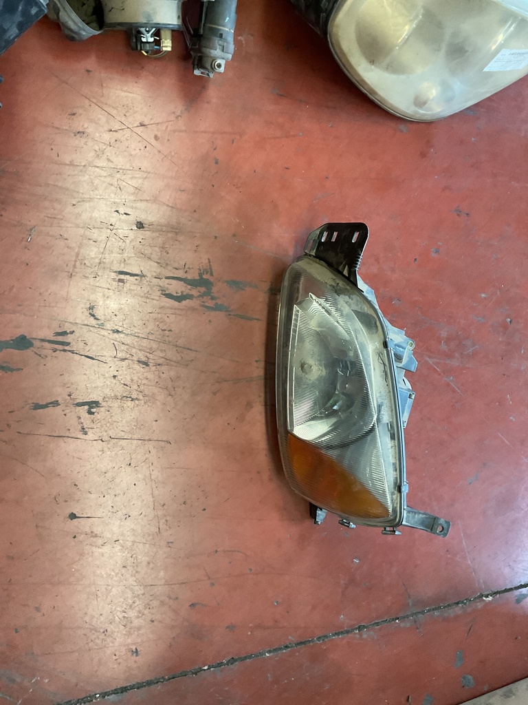 Faro izquierdo Ford Fiesta 2001