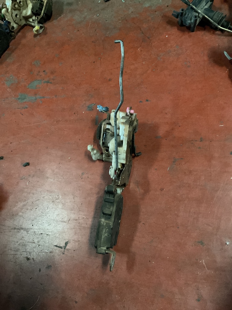 Cerradura delantera derecha subaru forester ‘00