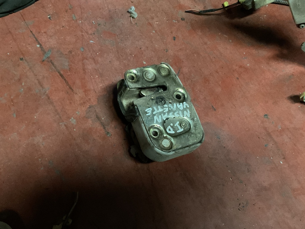 Cerradura delantera izquierda nissan vanette ‘90