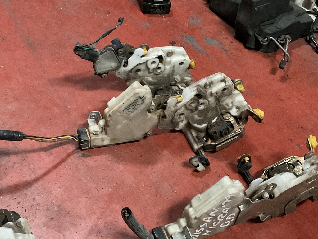 Cerradura delantera izquierda nissan terrano ‘99