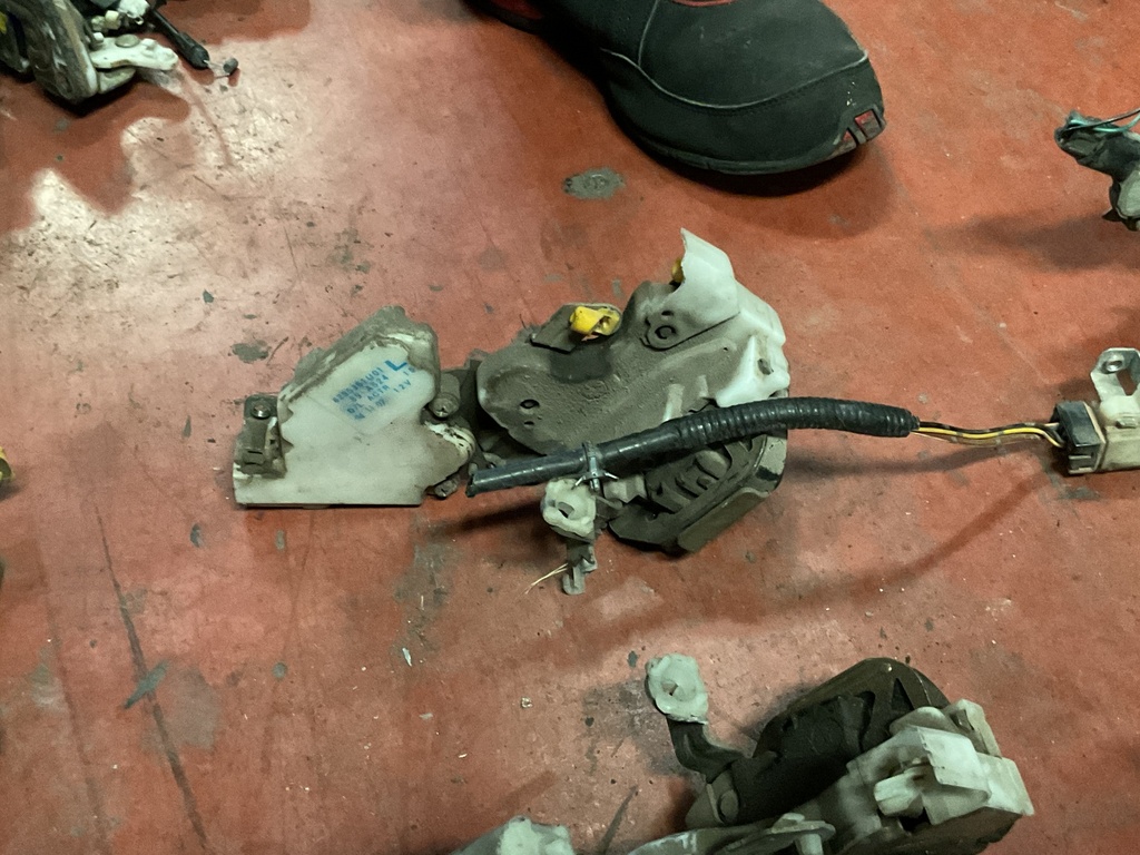 Cerradura trasera izquierda nissan terrano ‘99