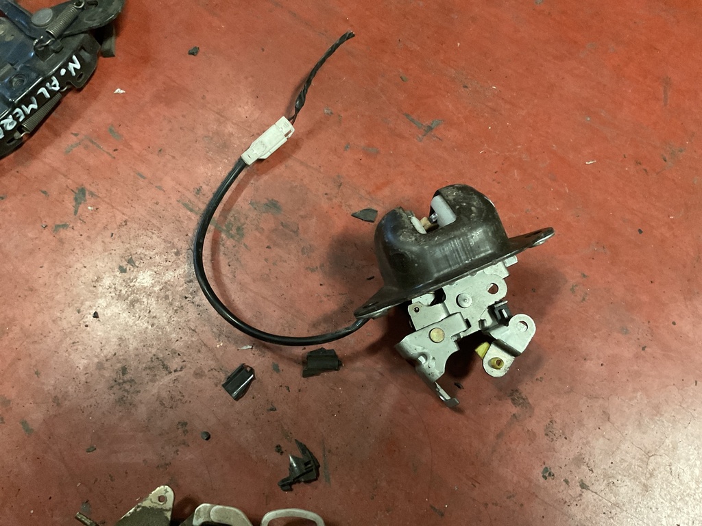 Cerradura maletero nissan almera ‘02