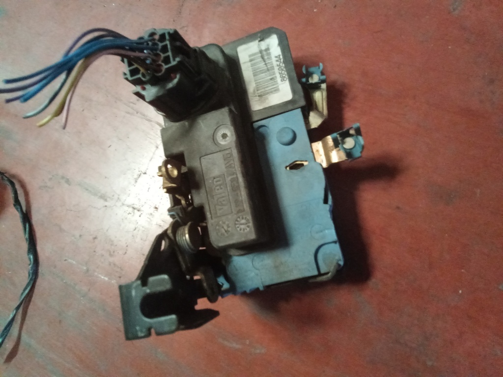 Cerradura delantera izquierda volvo S60 '00