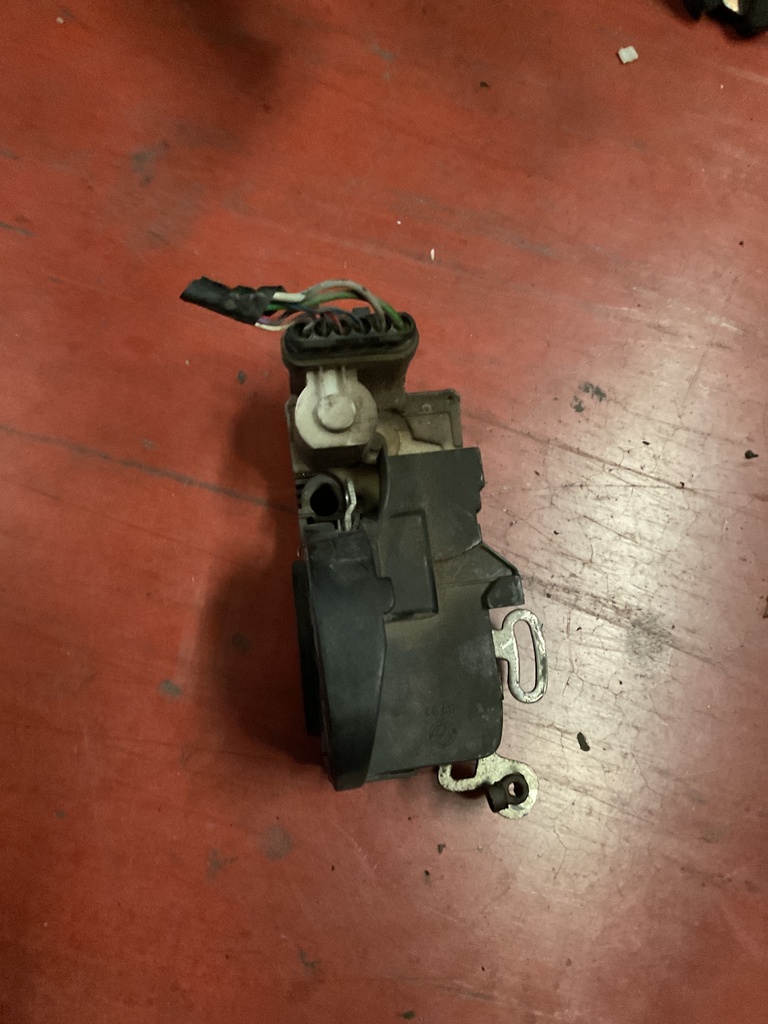 Cerradura delantera izquierda alfa 147 ‘00