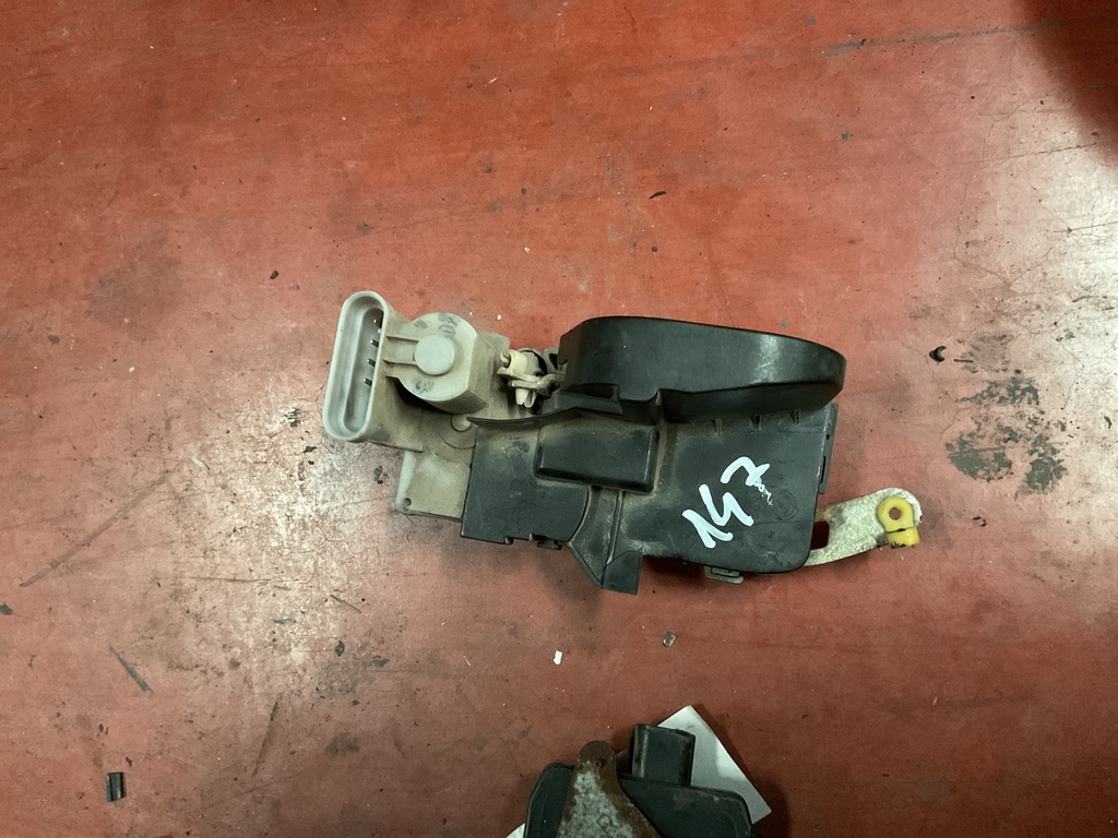 Cerradura trasera izquierda alfa 147 ‘00