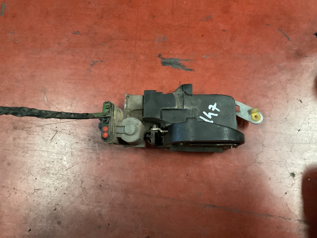 Cerradura trasera derecha alfa 147 ‘00