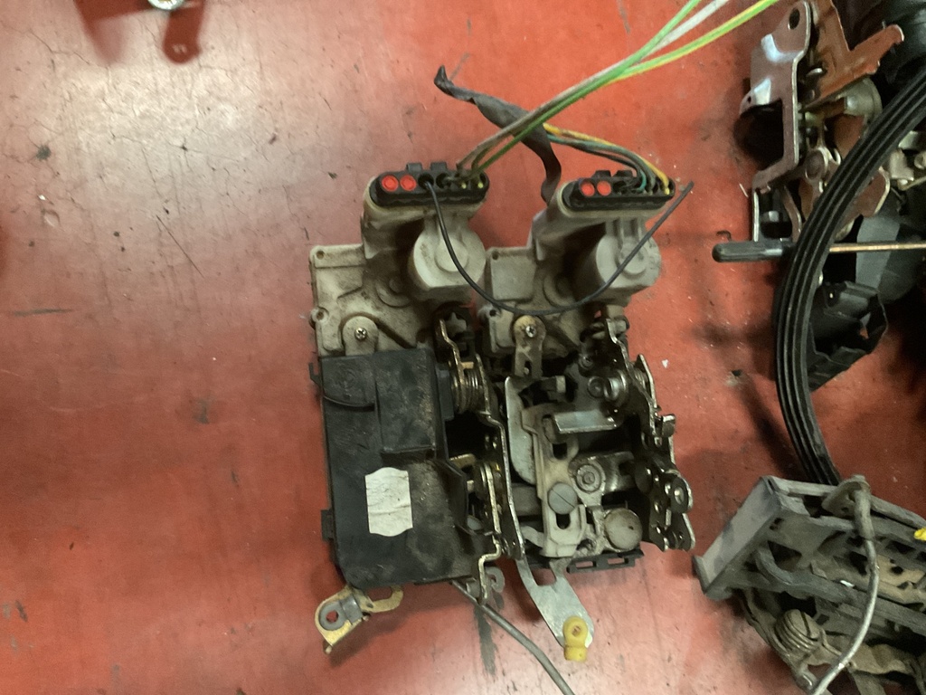 Cerradura trasera izquierda alfa 147 ‘03