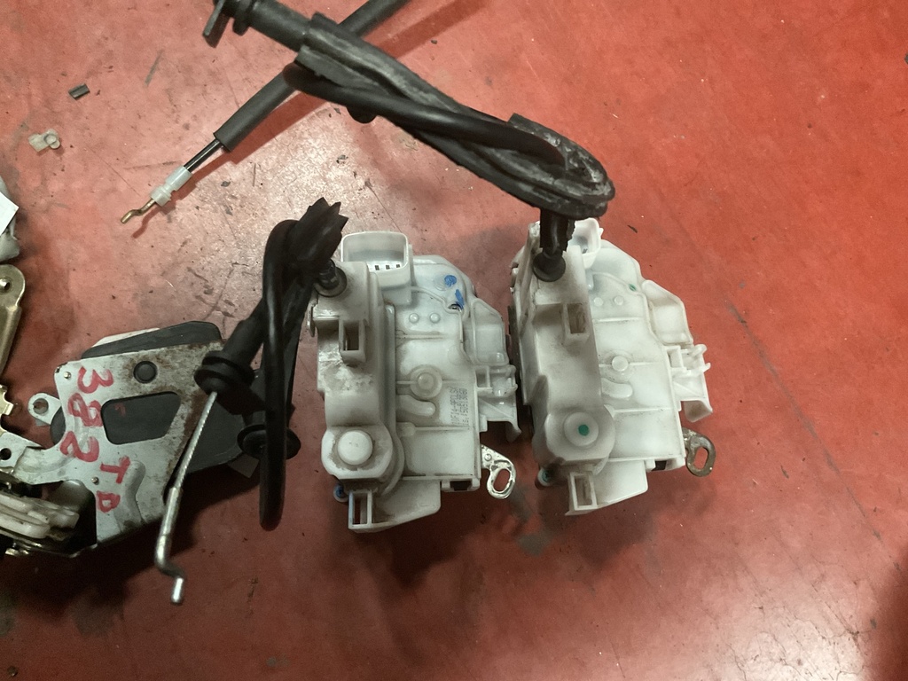 Cerradura trasera izquierda alfa 156 ‘05