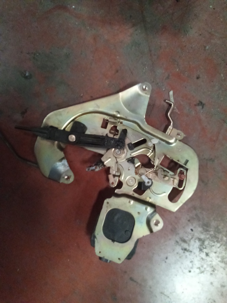 Cerradura trasera derecho Kia Carnival '05