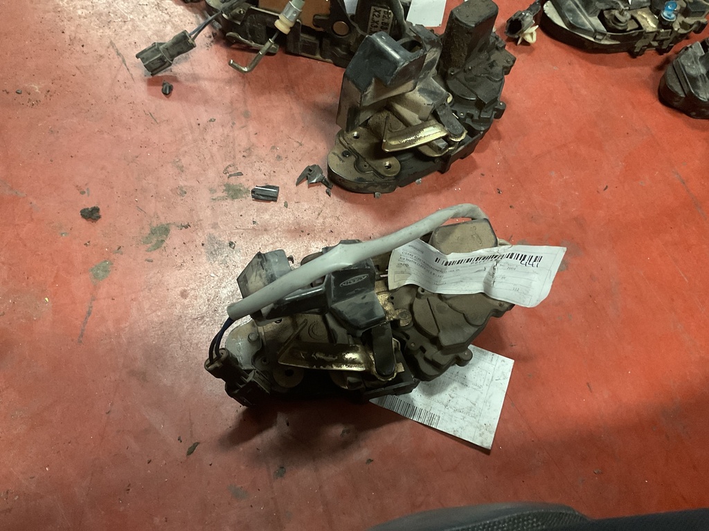 Cerradura trasera derecha kia sephia ‘03