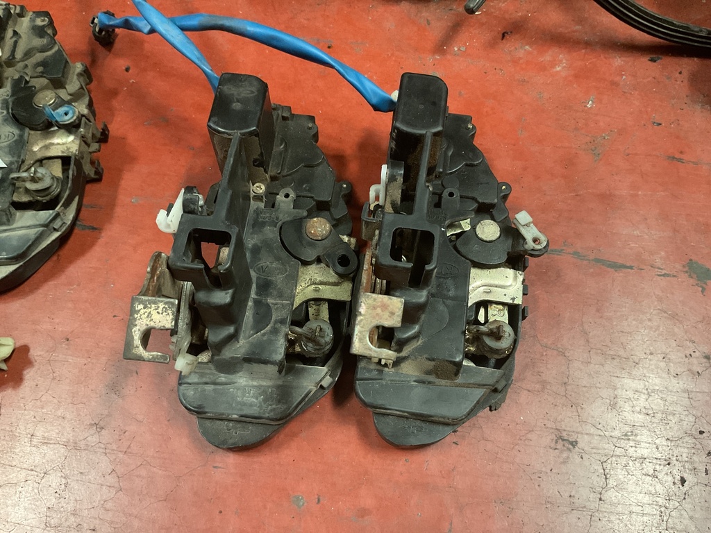 Cerradura delantera derecha kia carnival ‘03