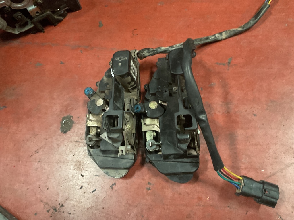 Cerradura delantera izquierda kia shuma II ‘03