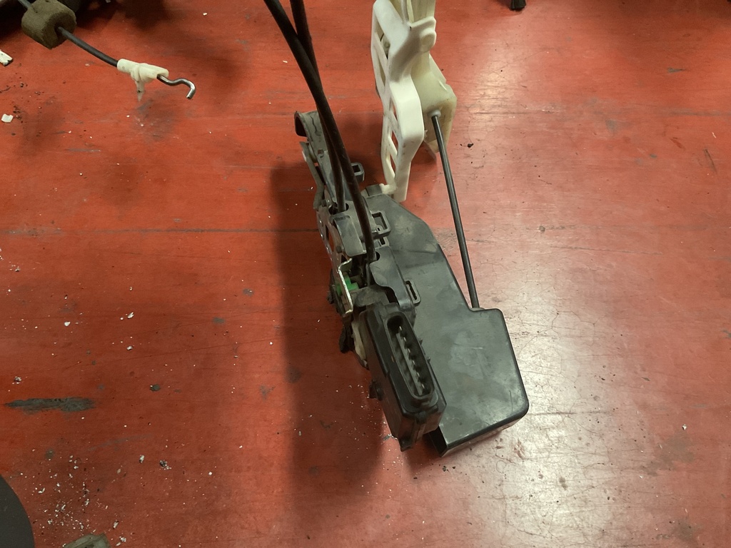 Cerradura delantera izquierda kia carens ‘08