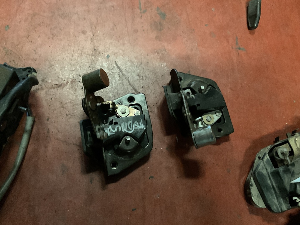 Cerradura maletero kia carnival ‘05