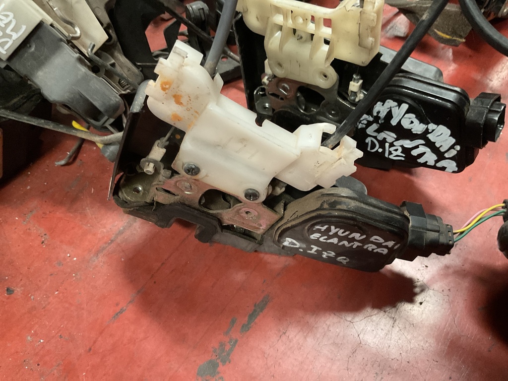 Cerradura delantera izquierda hyundai elantra ‘02