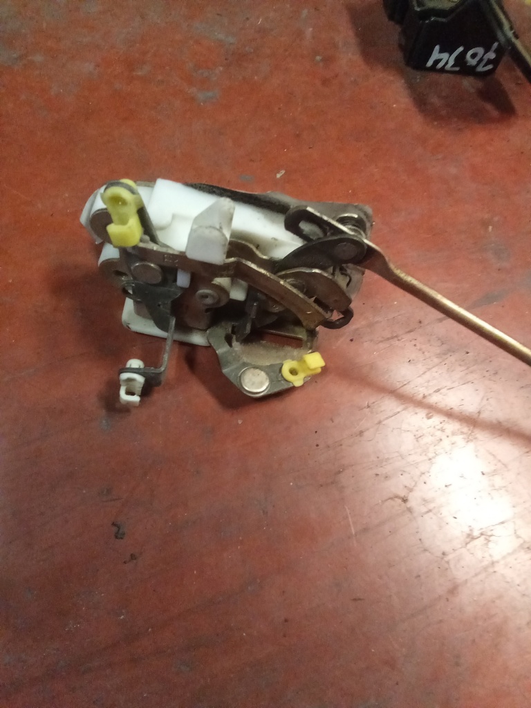 Cerradura delantera izquierda Hyundai coupe '95