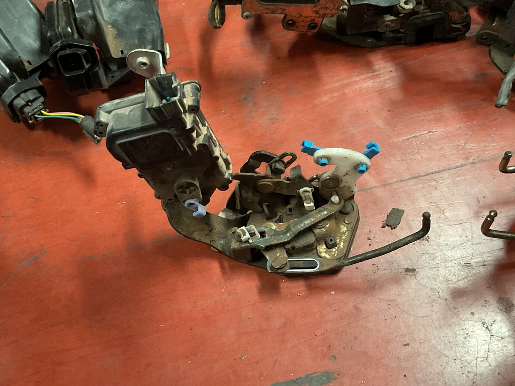 Cerradura trasera izquierda hyundai accent ‘01