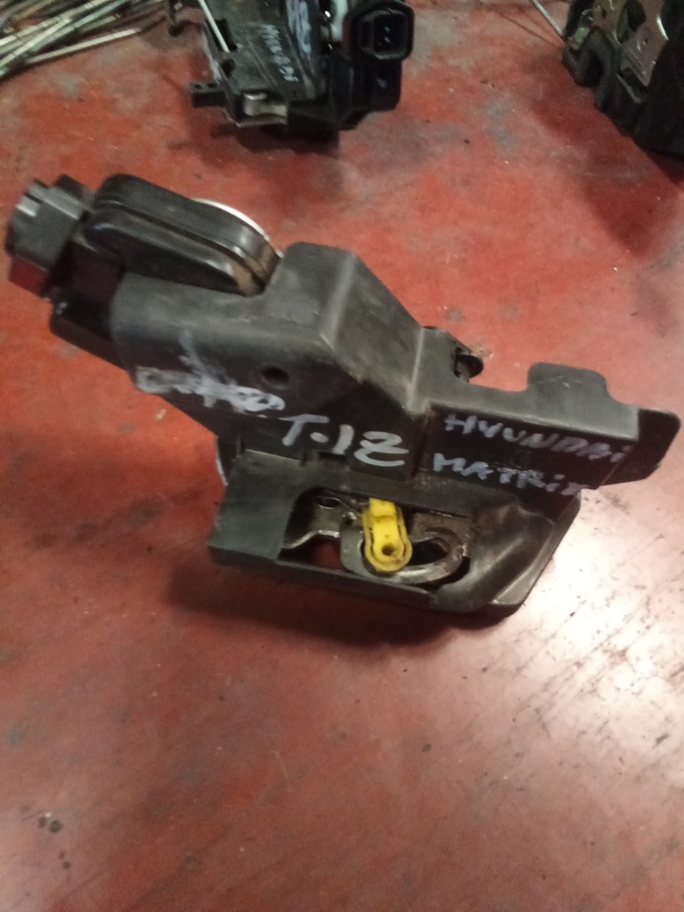 Cerradura trasera izquierda Hyundai matrix '02