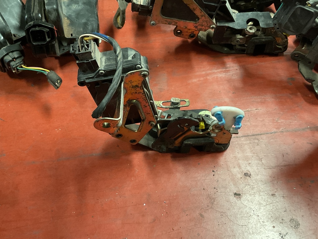 Cerradura trasera derecha hyundai accent ‘01