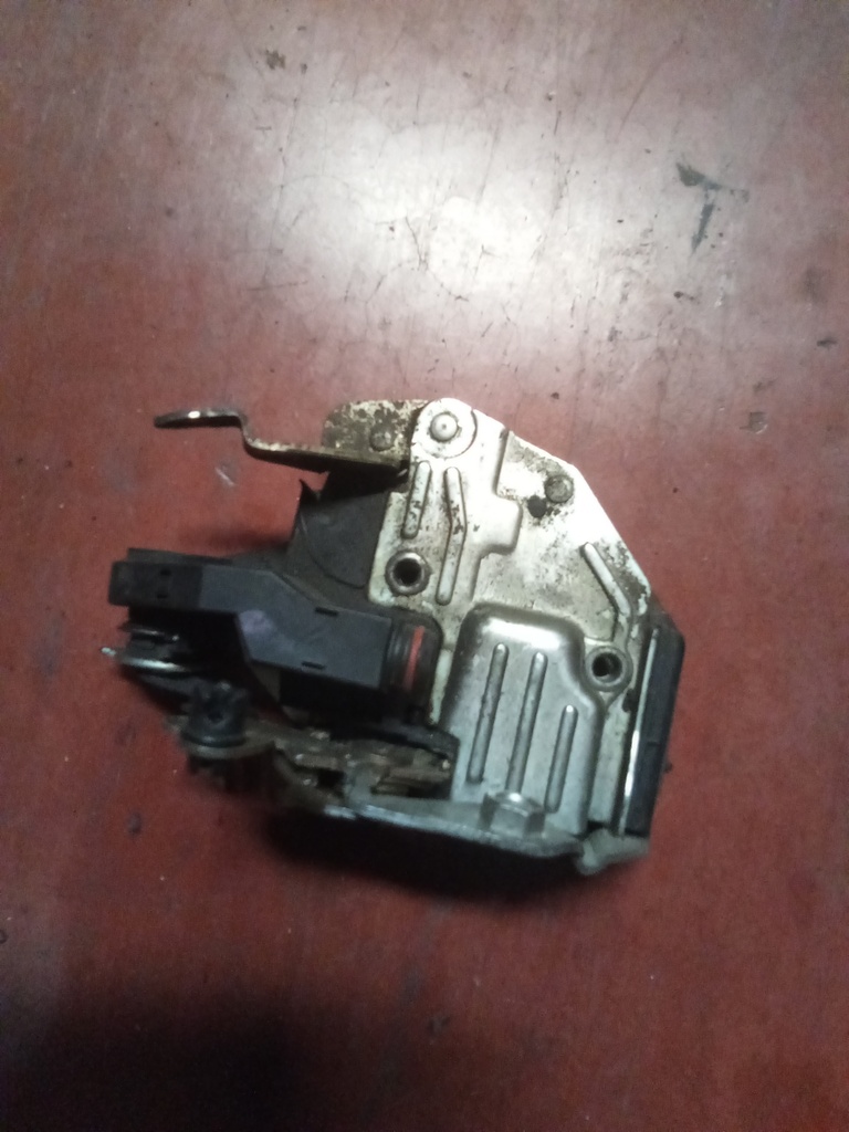 Cerradura delantera izquierda Mercedes clase e w124 '99