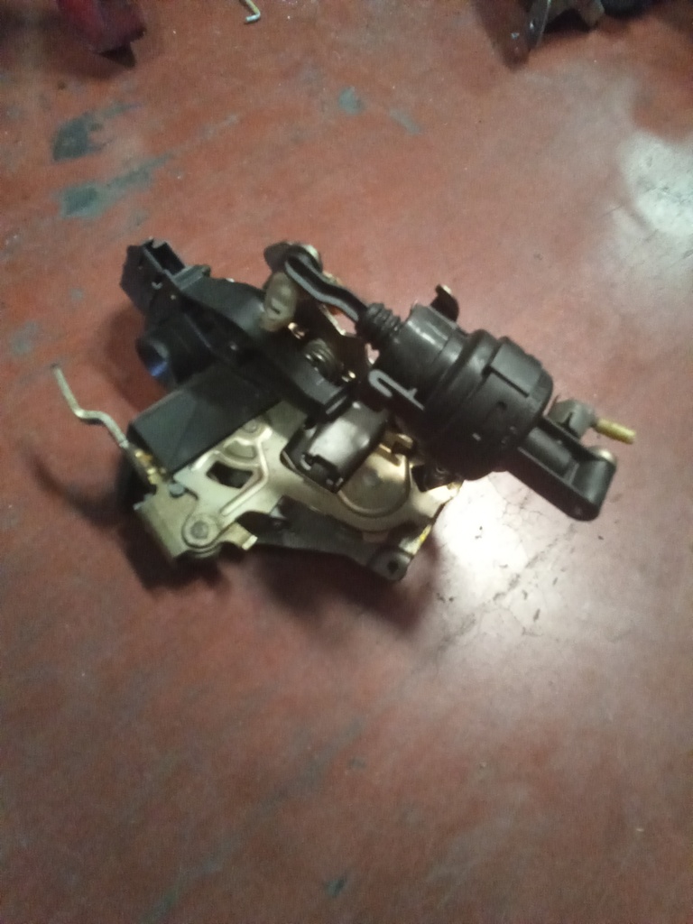 Cerradura delantera derecha Mercedes clase c w202