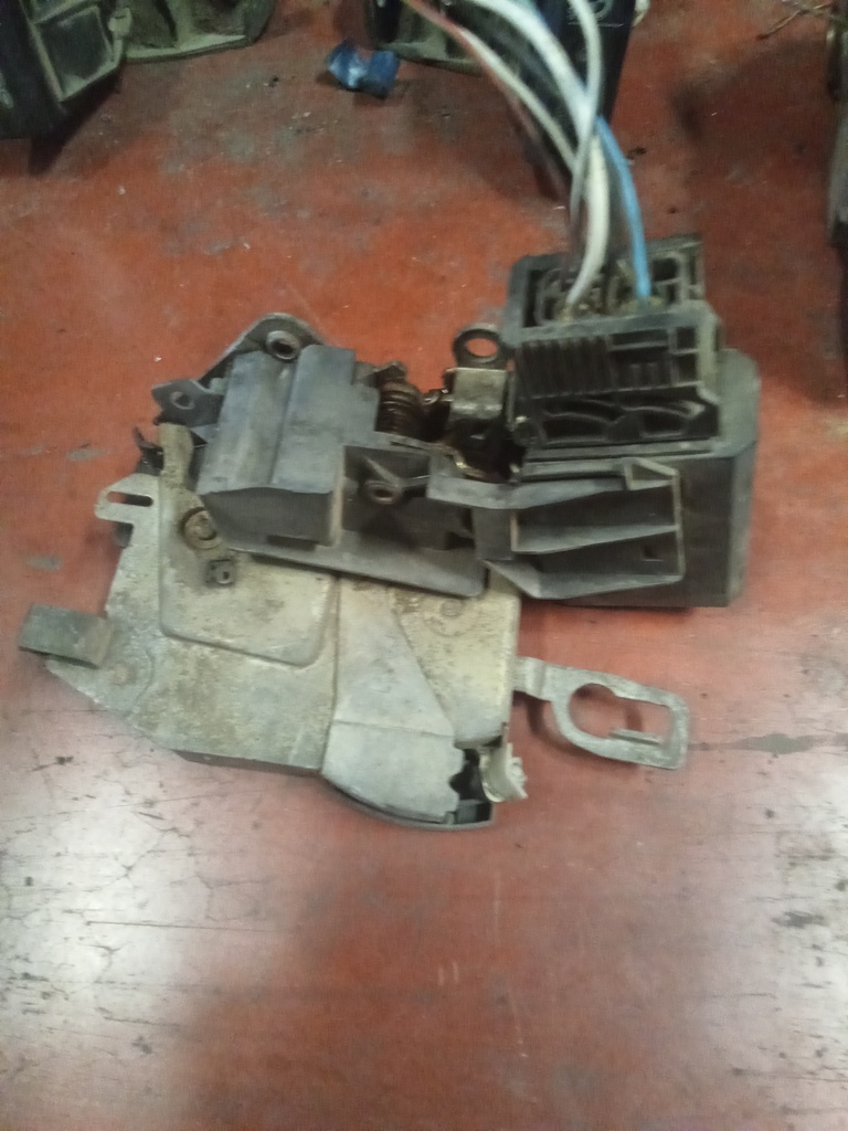 Cerradura delantera izquierda BMW serie 3 E36 '97