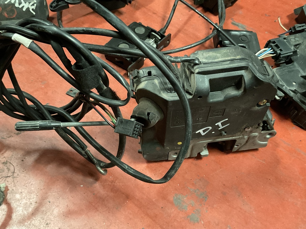 Cerradura delantera izquierda serie C W203 ‘01